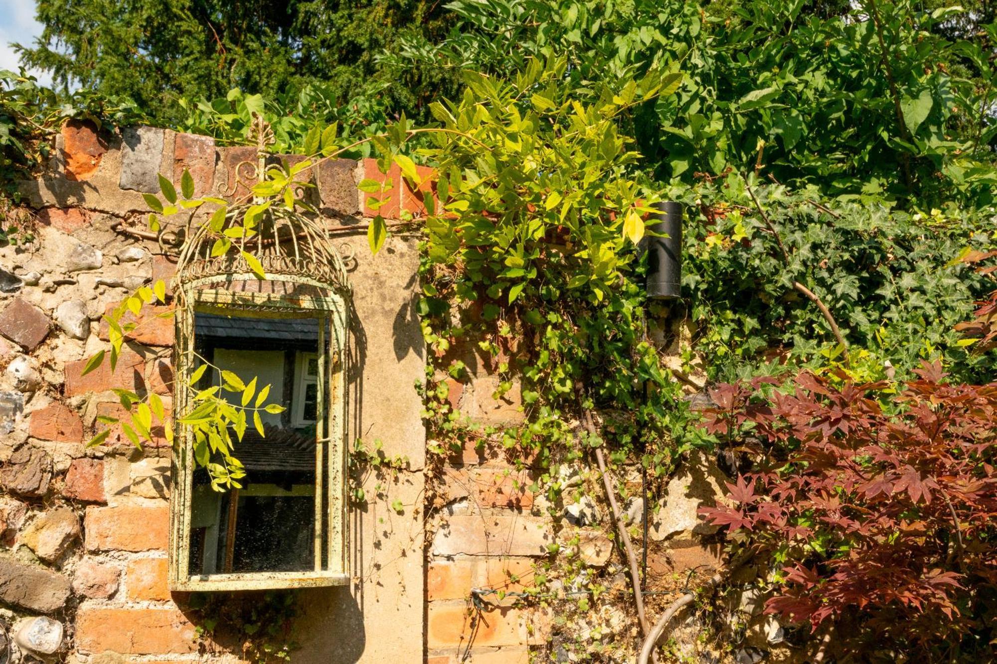 Miller Cottage A Luxury 1550'S Cottage In The Historic Centre Of Saffron Walden Exterior photo